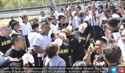 Asyik, Mahasiswa STTAL dan Kadet US Army Ikutan Lomba Makan Kerupuk - JPNN.com
