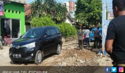 Jalan Rusak, Kades Terpaksa Perbaiki Pakai Duit Pribadi - JPNN.com