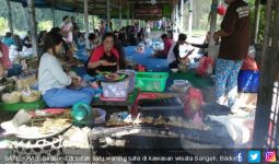 Nyam..Nikmatnya Makan Sate Babi Bumbu Kacang di Tepi Hutan Monyet - JPNN.com