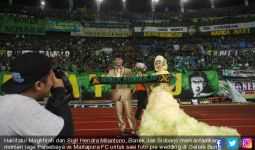 Heboh! Bonek Bikin Foto Pre Wedding di Gelora Bung Tomo - JPNN.com