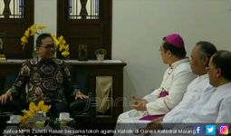 Sebelum Jumatan, Zulkifli Hasan Mampir ke Gereja Katedral - JPNN.com