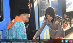 Subhanallah..Ada Polwan Cantik Banget di Antara Calon Haji - JPNN.com