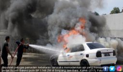 Sedan Baleno Terbakar di Jalan Simpangkabil-Simpangjam, Macet 2 Kilometer - JPNN.com