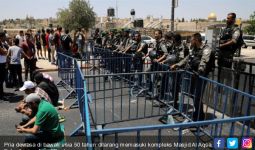 Bentrok Lantaran Pembatasan Usia Masuk ke Al Aqsa, Satu Tewas, Lebih dari 50 Terluka - JPNN.com