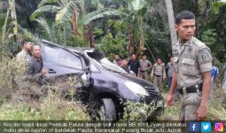 Brakkk… Mobil Dinas Asisten III Tabrak Warung, Beginilah Kondisinya - JPNN.com