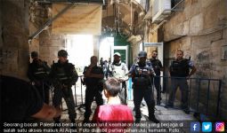 Bentrokan di Al-Aqsa, Ada 300 Warga Palestina Kena Granat dan Peluru Karet - JPNN.com