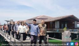 Sambil Nikmati Kelapa Muda, Gubernur BI Kagumi Keindahan Derawan - JPNN.com