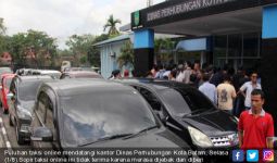 Sopir Taksi Konvensional Sweeping Taksi Online , KPPU: Penertiban Harus dari Dishub - JPNN.com