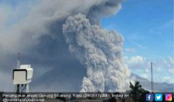 Ngeri, Gunung Sinabung Nyembur Setinggi 4500 Meter, Lihat Videonya di Sini - JPNN.com