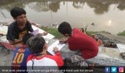 Yuk! Intip Keseruan Anak Jalanan Belajar Membaca dan Menulis di Banjir Kanal Barat - JPNN.com