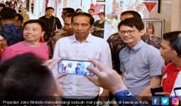 Tiba di Bali, Jokowi Mampir ke Kuta dan Sapa Turis - JPNN.com