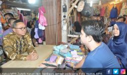 Curhat Pedagang di Pasar Central ke Zulkifli Hasan, Daya Beli Turun dan Garam Kosong - JPNN.com