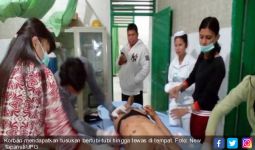 Sadis, Teman Sekampung Dihujani Tusukan hingga Tewas di Depan Rumahnya - JPNN.com