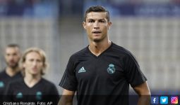 Lihat! Jelang UEFA Super Cup, Ronaldo Nyaris Jatuh dari Bus - JPNN.com