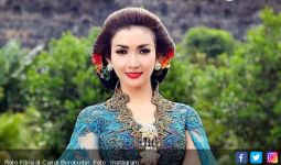 Roro Fitria Jalani Ritual Mandi Kembang di Makam Keramat - JPNN.com
