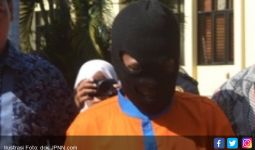 Pembunuh Istri Itu Menangis, Mengaku Sudah Mualaf - JPNN.com