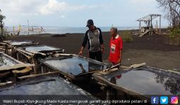 Pantai Terkena Abrasi, Petani Garam Terancam Tak Bisa Produksi - JPNN.com