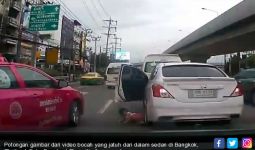 Balita Jatuh dari Sedan di Jalan Raya Hingga Nyaris Terlindas, Nih Videonya - JPNN.com