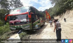 Bus Rombongan Calon Haji Madina Tergelincir, Dua Tewas, Tangis Histeris Pun Pecah - JPNN.com