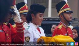 Usai Upacara Penurunan Bendera, Ruth Dapat Acungan Jempol dari Sang Ayah - JPNN.com