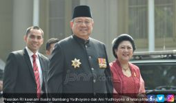 Pak SBY Semringah Masuk Istana, Bu Ani Senyum Manis - JPNN.com