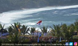 Elok, Peringati HUT RI dengan Kibarkan Merah Putih di Tepi Samudra Hindia - JPNN.com