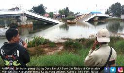 Bruk, Jembatan Baru Dua Tahun senilai Rp 17 M Ambruk - JPNN.com