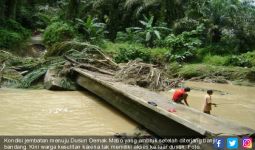 Diterjang Banjir Bandang, Jembatan Demak Matio Ambruk - JPNN.com