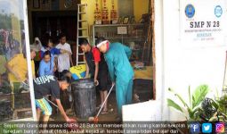 Banjir Melanda, Komputer dan Buku Sekolah Ini Terendam Air - JPNN.com