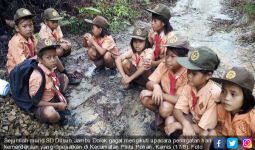 Murid SD Ini Gagal Rayakan Kemerdekaan Lantaran Jalan Berlumpur dan Jauh - JPNN.com