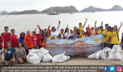 Lola Amaria Ajak Masyarakat Labuan Bajo Bersihkan Sampah di Pinggir Pantai - JPNN.com