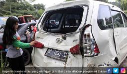 Diseruduk Datsun Go dari Belakang, Xenia Terbalik Masuk Parit, Sopir Selamat - JPNN.com