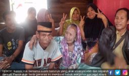 Lama Menjomlo, Nenek 75 Tahun asal Kalimantan Dinikahi Pria Muda - JPNN.com