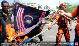 Merah Putih Terbalik, Bendera Malaysia Dibakar, Diinjak-injak - JPNN.com