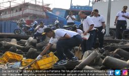 Personel Koarmabar Bergotong Royong Membersihkan Sampah - JPNN.com