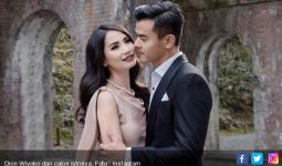 Berbusana Merah, Dion Wiyoko Rayakan Imlek Pertama Bareng Putrinya - JPNN.com