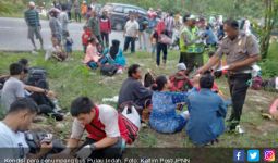 Sopir Panik, Bus Berisi Puluhan Penumpang Terjun Bebas ke Jurang - JPNN.com