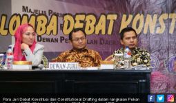 Juri Debat Konstitusi: Saya Optimistis, Indonesia Tak Akan Kekurangan Ahli Tata Negara - JPNN.com