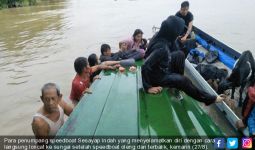 Speedboat Terbalik, Semua Penumpang Lompat ke Sungai termasuk Anak-anak - JPNN.com