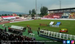 Lihat, Bendera Merah Putih Berukuran Raksasa Berkibar di Tribun Stadion Selayang - JPNN.com