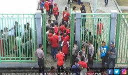 Petasan Masuk ke Stadion Patriot, Polisi Bantah Kebobolan - JPNN.com