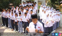 Solidaritas terhadap Rohingya, Puluhan Siswa Salat Gaib - JPNN.com