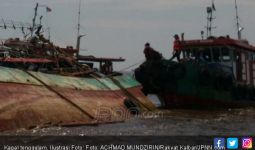 Dihantam Gelombang Besar, Kapal Turis Tenggelam di Laut Banda - JPNN.com