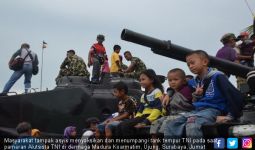 Asyik, Masyarakat Menumpangi Tank Tempur TNI - JPNN.com