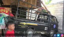 Mobil Kampus Tiba-Tiba Meluncur Tabrak Warung - JPNN.com