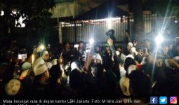 Curiga Ada PKI, Massa Unjuk Rasa di Kantor LBH Jakarta - JPNN.com