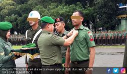 Dipecat, Seragam Dua Oknum TNI Ini pun Berganti Batik - JPNN.com