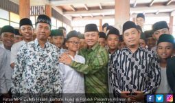 Kunjungi Pesantren, Zulkifli Hasan Ajak Santri Tidak Minder - JPNN.com