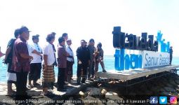 Salahi Aturan, Reklame Traveloka di Pantai Sanur Dibongkar - JPNN.com