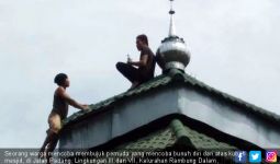 Lihat, Pria Ini Panjat Kubah Masjid Lalu Coba Bunuh Diri - JPNN.com